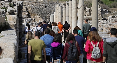 Büyükşehir Kitap Kulübü Üyelerinden Celsus Kütüphanesi’ne Ziyaret