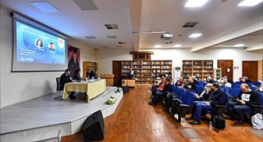 İzmir’de Cumhuriyet Demokrasi Ve Siyaset Konuşuldu