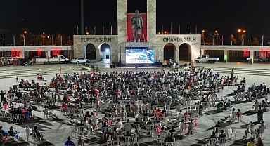 DİDİMLİLER, DEV ADAMLARIN TARİHİ MÜCADELESİNİ KENT MEYDANINDA OMUZ OMUZA İZLEDİ