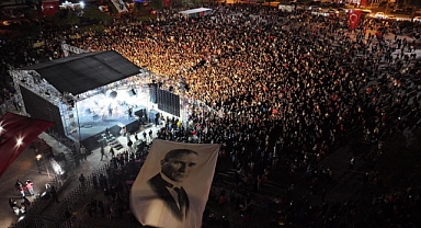 Didim’de Cumhuriyet Coşkusu: Didimliler Meydanı Doldurarak Bayramı Kutladı