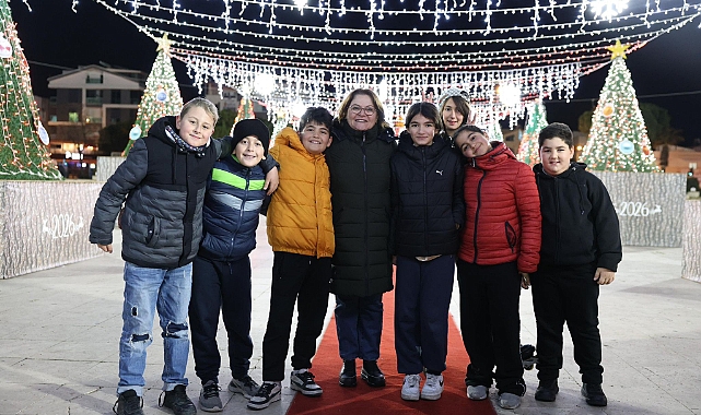 Didim Cumhuriyet Kent Meydanı’nda Yılbaşı Coşkusu Her Akşam Devam Ediyor